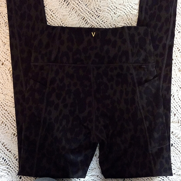 NWOT Victoria's Secret Leopard Print Hig Rise Leggings, Size 4, Gray and Black - Picture 3 of 5